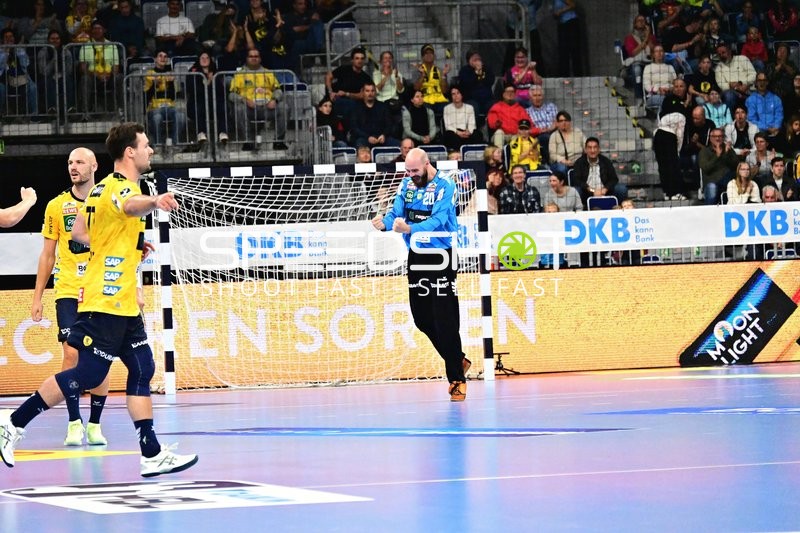 Mike Jensen (20; Rhein Neckar Löwen) jubelt nach Parade