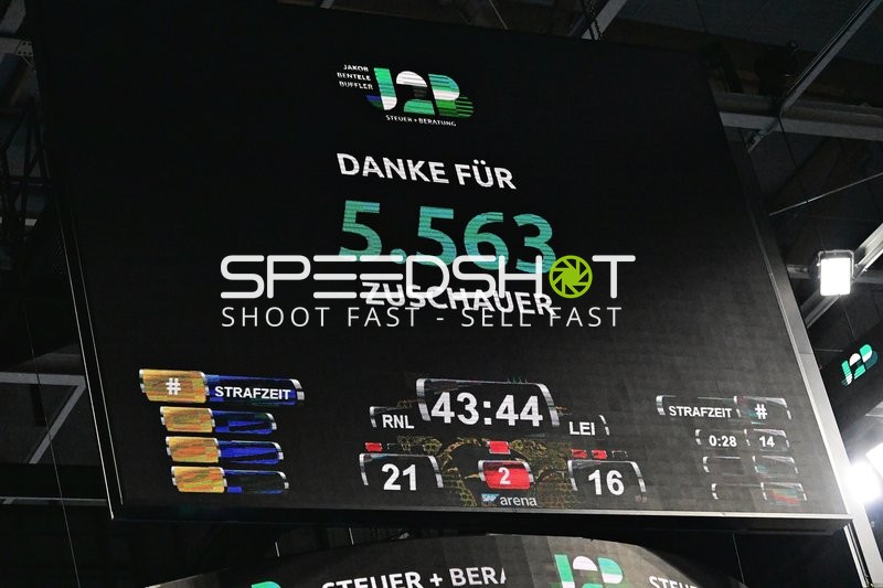 Anzeigetafel in der SAP Arena zeigt Spielstand, Spielzeit und Zuschauerzahl