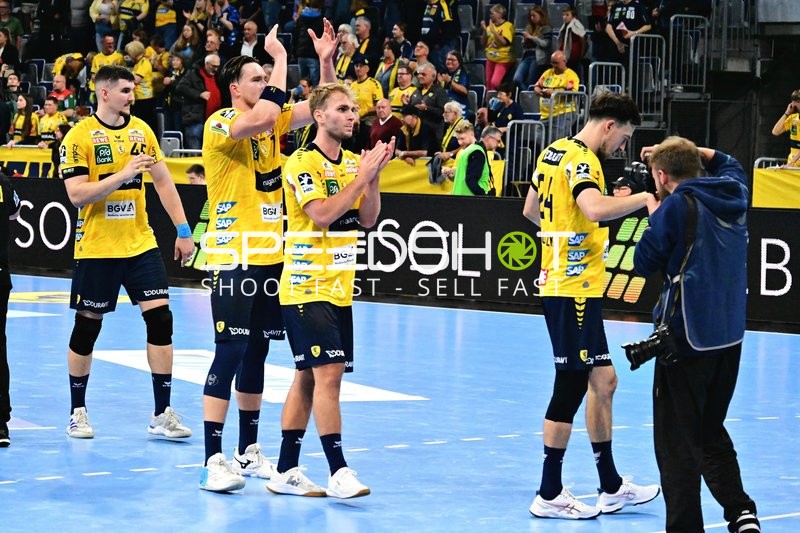 Halil Jaganjac (45; Rhein Neckar Löwen) und Teamkollegen applaudieren