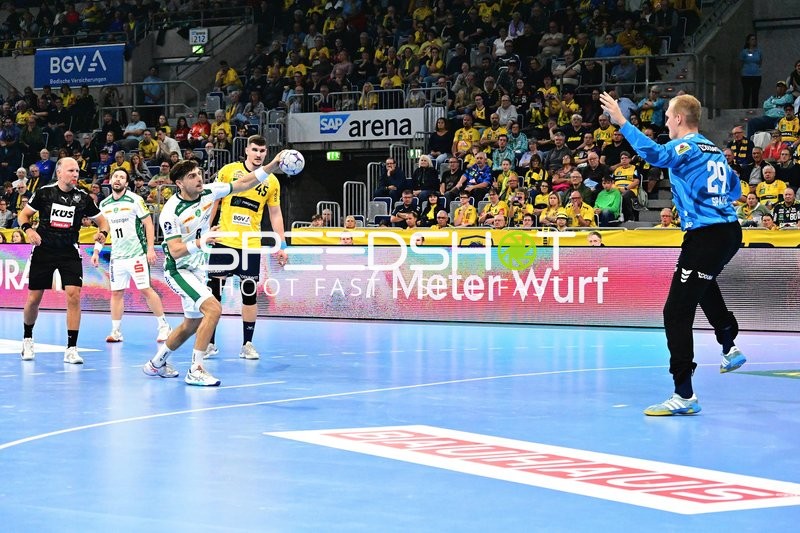 Lucas Krzikalla (8; SC DHfK Leipzig) wirft aufs Tor