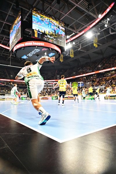 Spieler beider Teams auf dem Spielfeld in der SAP Arena