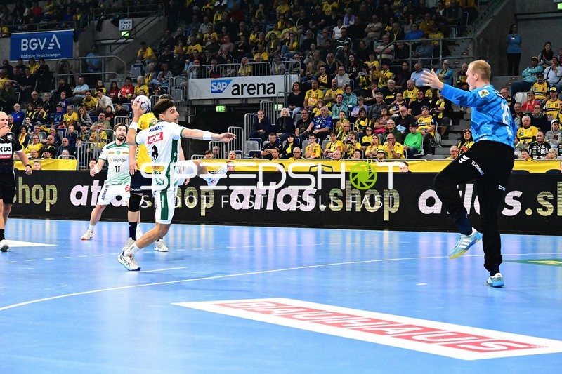 Lukas Binder (11; SC DHfK Leipzig) wirft aufs Tor