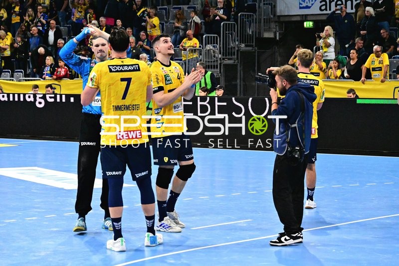 Rhein-Neckar Löwen Spieler applaudieren nach Spielende