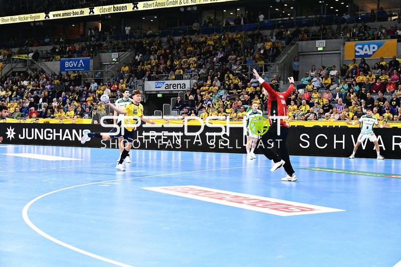 David More bereitet Wurf aufs Tor vor