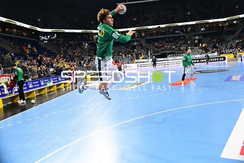 Anton Voß (34; SC DHfK Leipzig) wirft aufs Tor