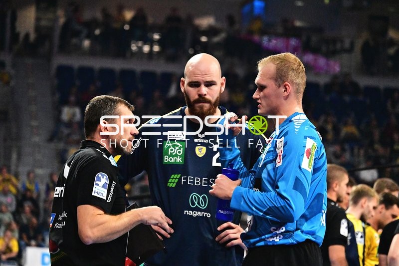 Trainer und Torhüter im Gespräch