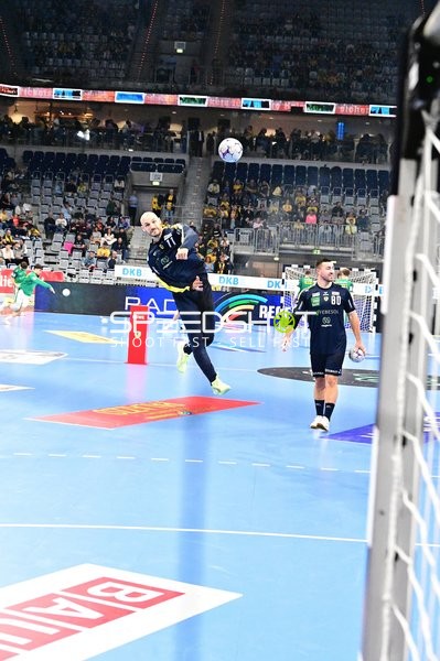 Handballspieler spielen den Ball in der SAP Arena