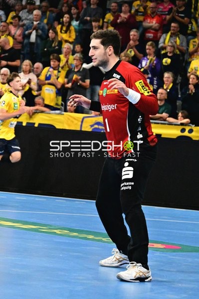 Domenico Ebner steht seitlich auf dem Spielfeld