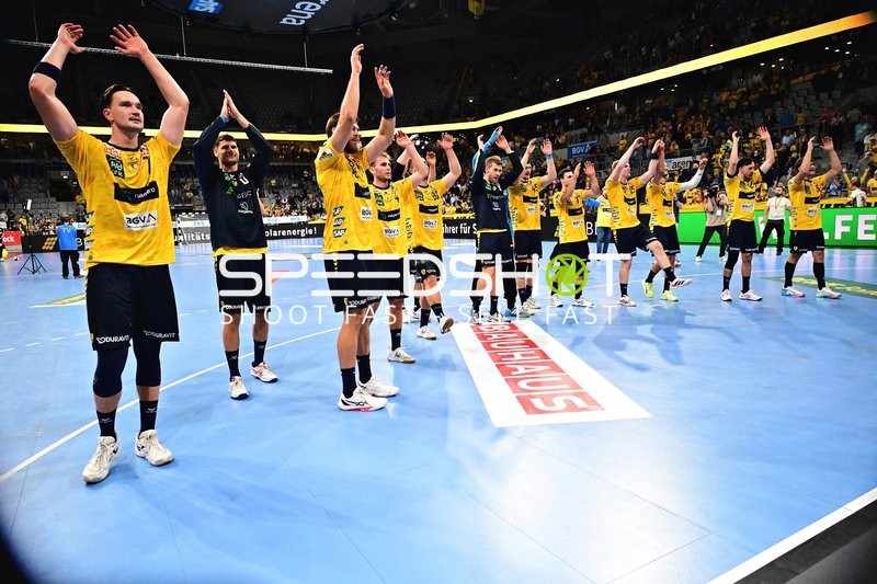 Robert Timmermeister (7; Rhein Neckar Löwen) und Team jubeln