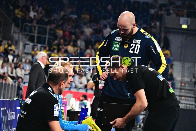 Mike Jensen (20; Rhein Neckar Löwen) bei Trainerbesprechung