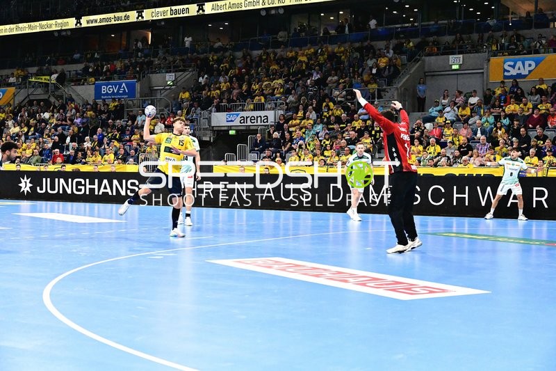 David More (15; Rhein Neckar Löwen) wirft aufs Tor