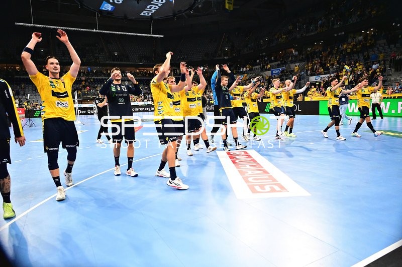 Rhein Neckar Löwen jubeln gemeinsam