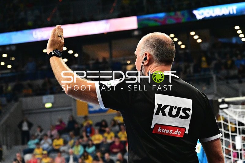 Schiedsrichter trifft Entscheidung