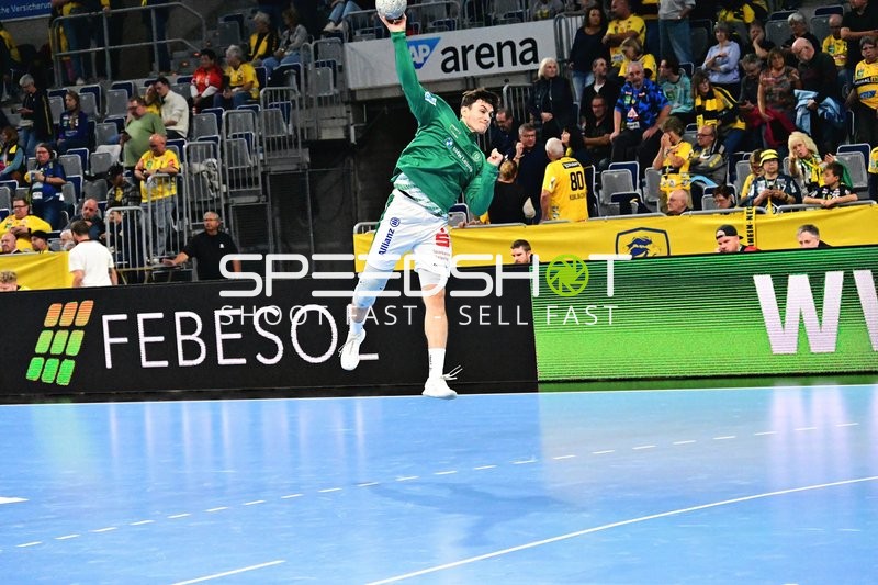 Matej Klima (13; SC DHfK Leipzig) wirft aufs Tor