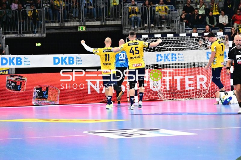 Lukas Sandell (11; Rhein Neckar Löwen) und Halil Jaganjac (45; Rhein Neckar Löwen) feiern Tor