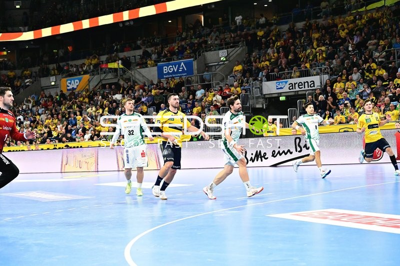 Jannik Kohlbacher (80; Rhein Neckar Löwen) positionieren sich