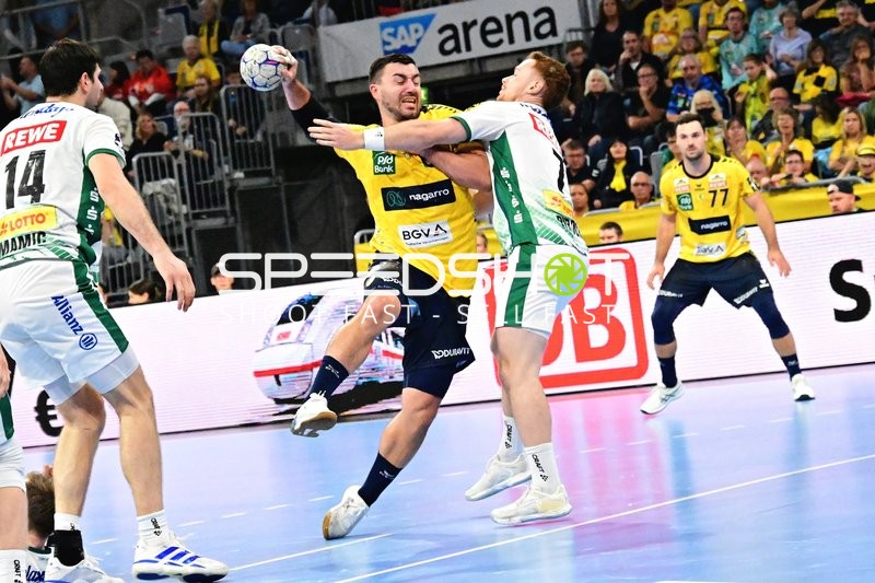 Jannik Kohlbacher (80; Rhein Neckar Löwen) kämpft um den Ball