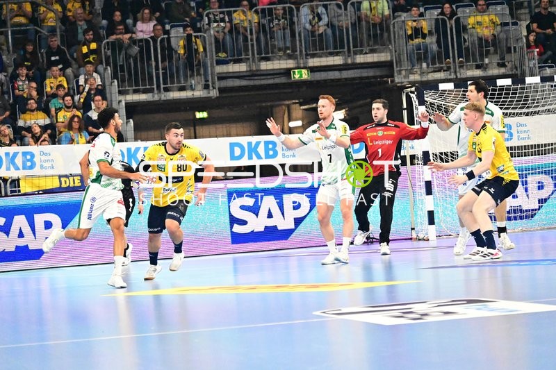 Jannik Kohlbacher (80; Rhein Neckar Löwen) kämpft um den Ball