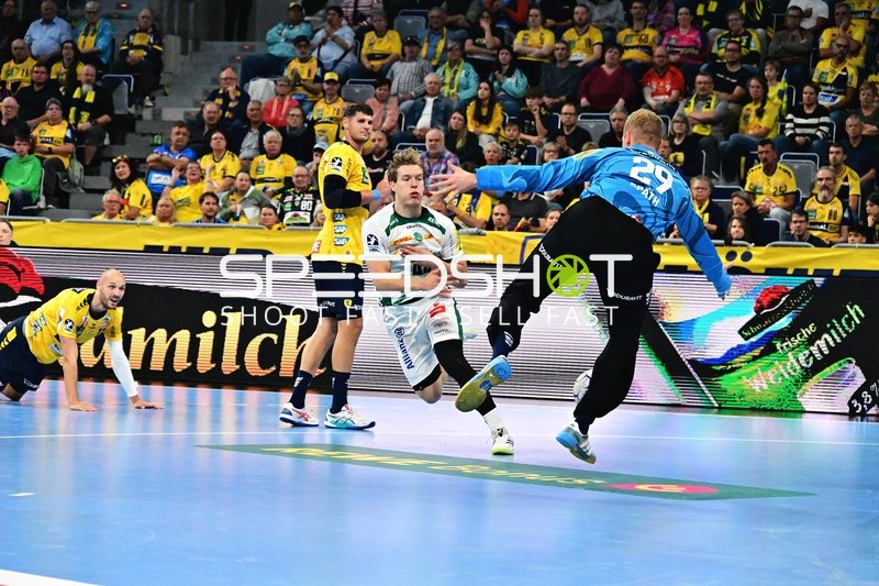 David Späth (29; Rhein Neckar Löwen) verteidigt gegen Blaer Hinriksson (44; SC DHfK Leipzig)