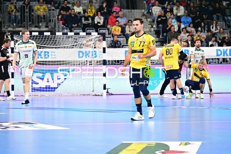 Dani Baijens und weitere Spieler im Spiel zwischen Rhein-Neckar Löwen und SC DHfK Leipzig