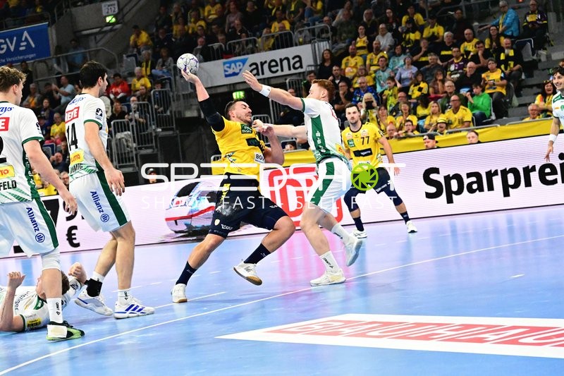 Dani Baijens (77; Rhein Neckar Löwen) wirft aufs Tor