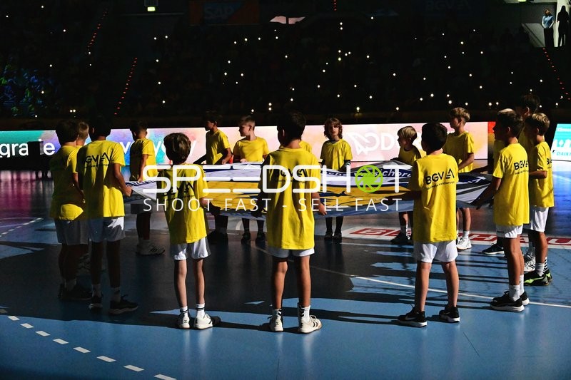 Kinder halten Banner in SAP Arena