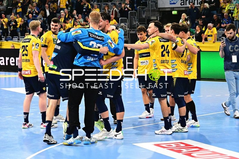 Rhein Neckar Löwen feiern zusammen