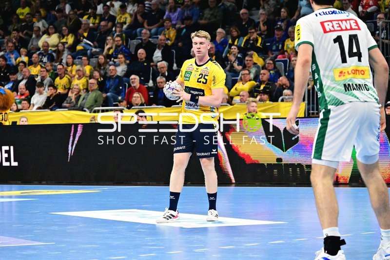 Haukur Thrastarson (25; Rhein Neckar Löwen) hält den Ball