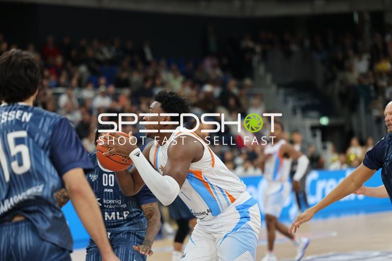 easyCredit BBL: Marcus Weathers (0; MLP) verteidigt gegen Tavian Dunn-Martin (0; Science City Jena)