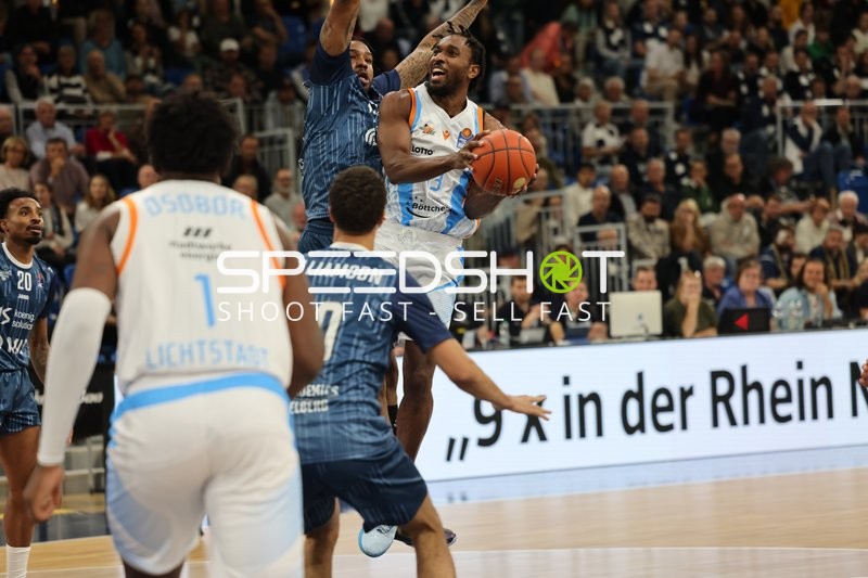 Michael Weathers (20; MLP) verteidigt gegen Keith Braxton JR (13; Science City Jena)