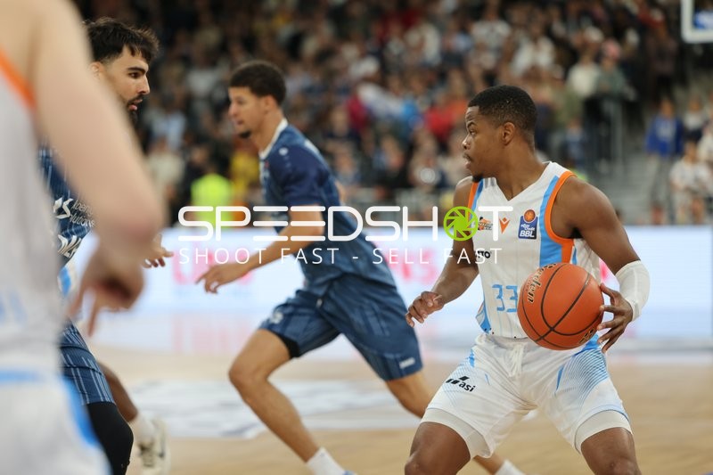 easyCredit BBL: Eric Washington (33; Science City Jena) dribbelt gegen Marcel Keßen (15; MLP)