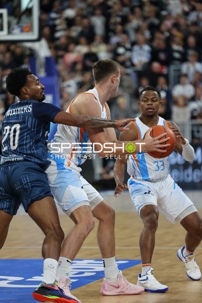 Eric Washington (33; Science City Jena) gegen Dusan Neskovic (7; MLP) im Duell