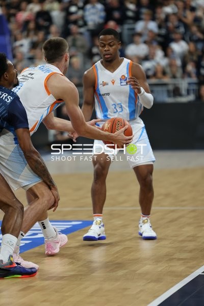 easyCredit BBL: Eric Washington (33; Science City Jena) mit Ballbesitz