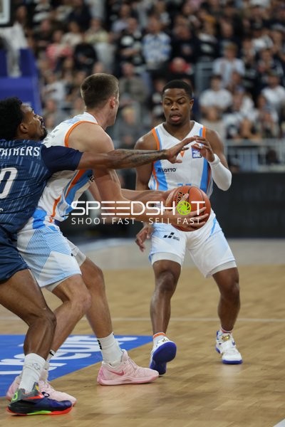 Eric Washington (33; Science City Jena) verteidigt gegen Noah Koch (1; MLP)