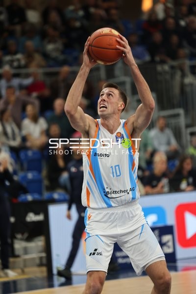 Joe Wieskamp (10; Science City Jena) macht Korbleger