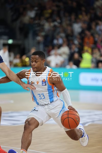 easyCredit BBL: Eric Washington (33; Science City Jena) dribbelt