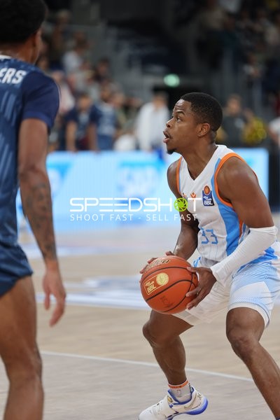 easyCredit BBL: Eric Washington (33; Science City Jena) bereitet Wurf vor