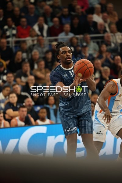 easyCredit BBL: Osun Osunniyi (12; MLP) passt den Ball