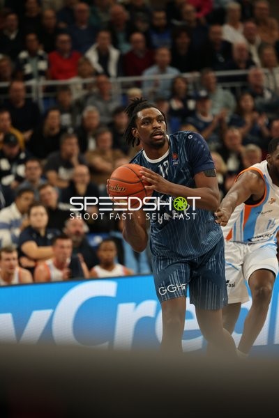 Osun Osunniyi (12; MLP) verteidigt in der easyCredit BBL