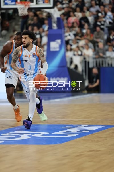 easyCredit BBL: Tavian Dunn-Martin (0; Science City Jena) dribbelt