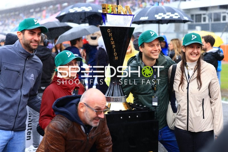 DTM 2025 (1): Mirko Bortolotti mit Pokal am Hockenheimring