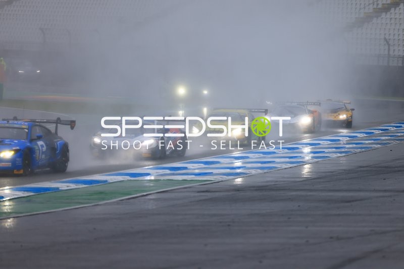 Rennfahrzeuge auf nasser Strecke