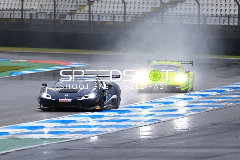 Rennfahrzeug beim Rennen