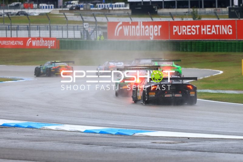 Rennfahrzeuge auf nasser Strecke