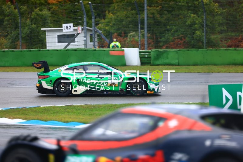 DTM Fahrzeug auf der Rennstrecke