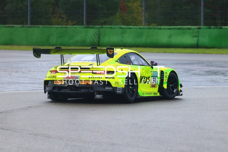 Rennfahrzeug auf der Rennstrecke