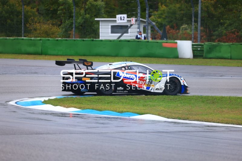 Rennfahrzeug auf der Rennstrecke