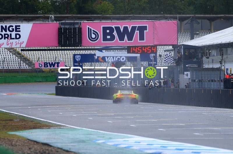 Rennfahrzeug auf der Rennstrecke