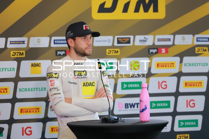 Fahrer bei Pressekonferenz