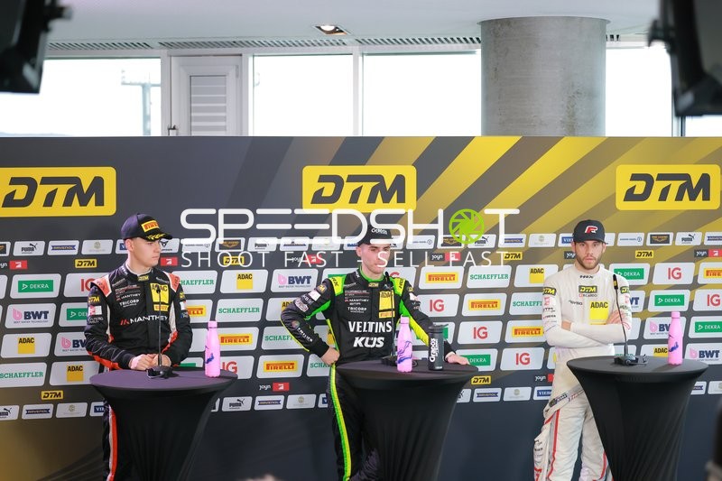 DTM Fahrer bei Pressekonferenz